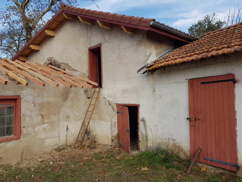 Un toit tout neuf pour un bâtiment d'habitation en cours de rénovation