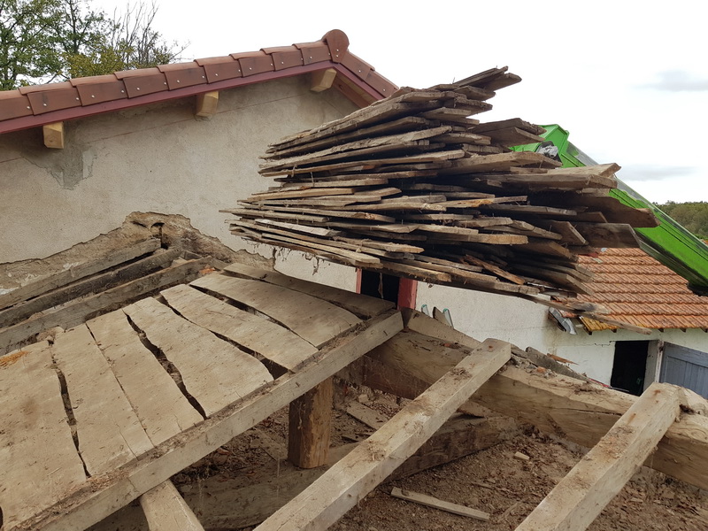 enlèvement des matériaux de l'ancienne charpente par Amc Charpente