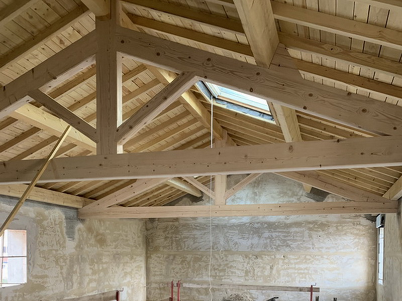 Amc charpente a réalise et posé charpentes, couverture et installer des fenetres de toit dans le cadre d'une rénovation dans la Loire